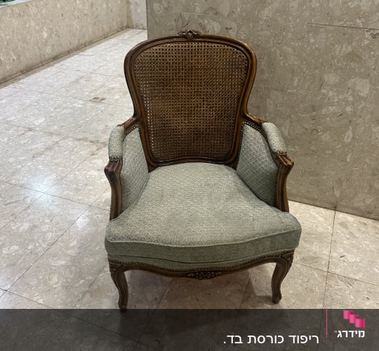 כיסא מרופד עם מסגרת עץ מגולפת